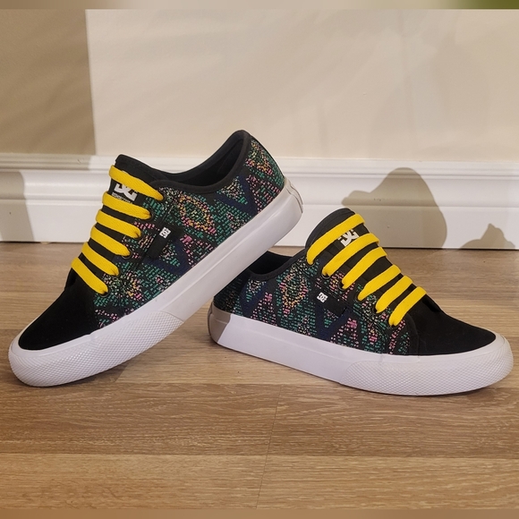 DC Shoes 'Manual TX LE' Black Sneakers with Yellow Laces - Picture 2 of 8